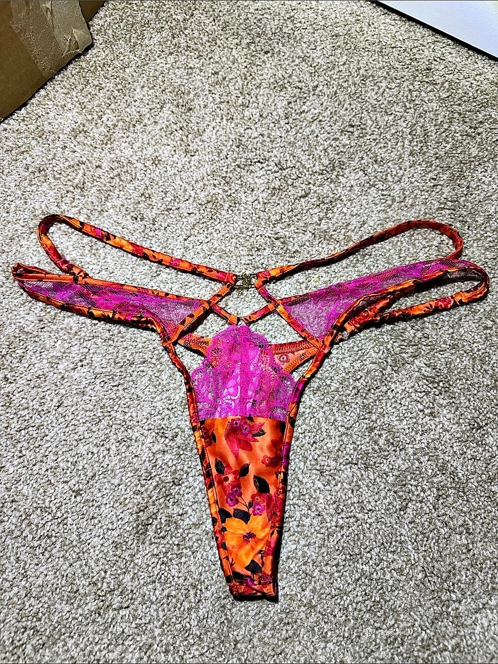 Victoria's Secret Very Sexy Tropical Satin Lace High-Leg Strappy Thong Panty med